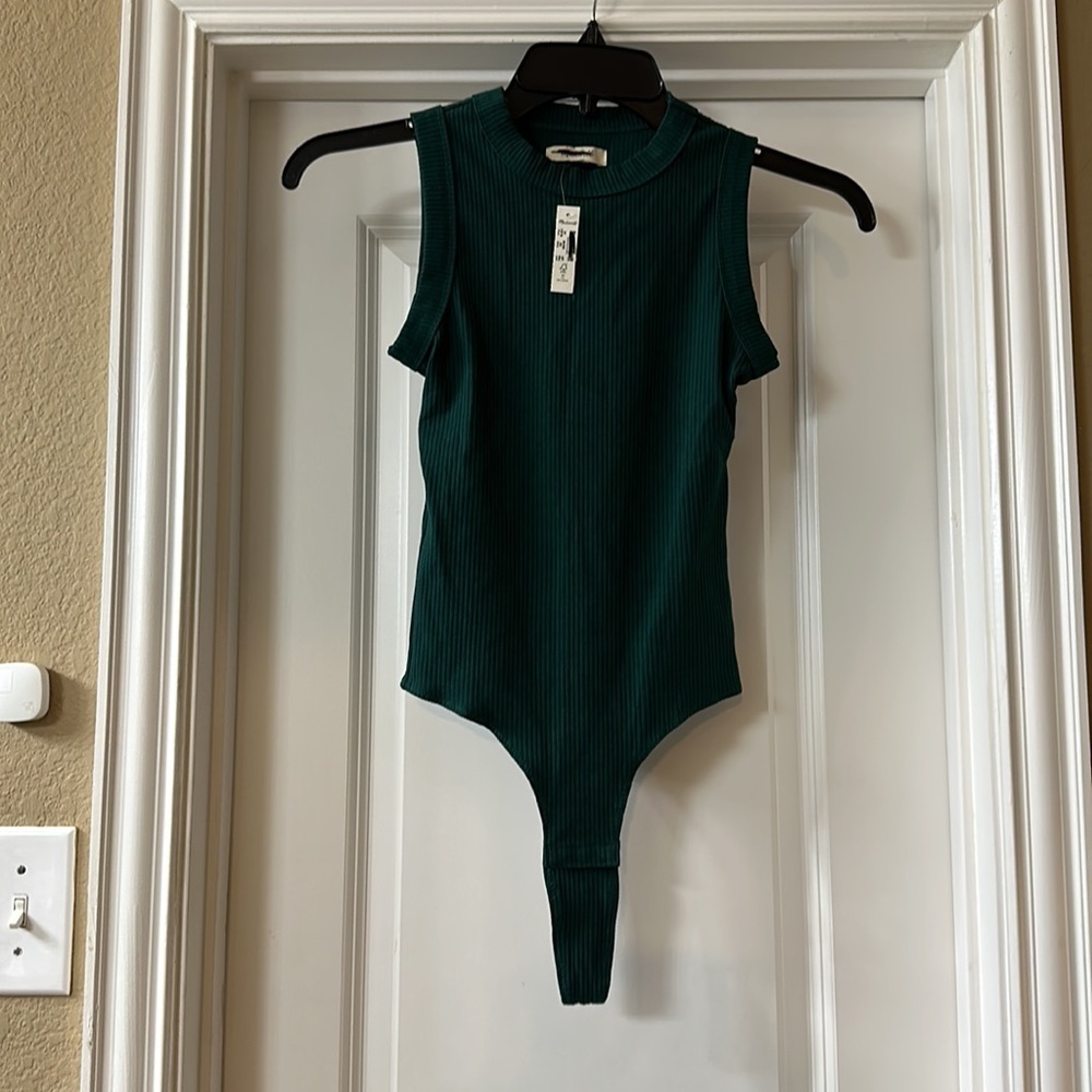Madewell Crewneck‎ Thong Bodysuit in
Sleekhold Size X-Small
